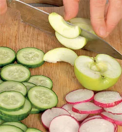 Легкий весняний салат зі свіжими огірками: покроковий рецепт із фото та низькою калорійністю 3