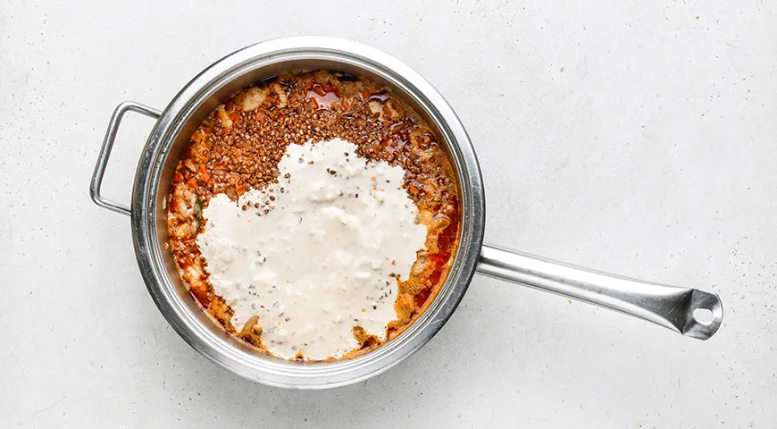 Куряче філе з гречкою та сметаною на сковороді: ніжний смак і ситний обід 8