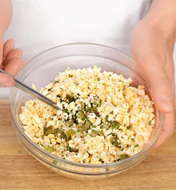 Повітряні слойки з ніжним салатом: покроковий рецепт з фото 6