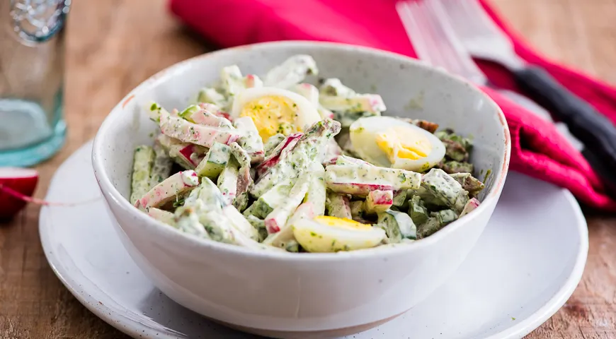 Освіжаючий весняний салат з редиски, яєць та огірків: смакує легко і корисно