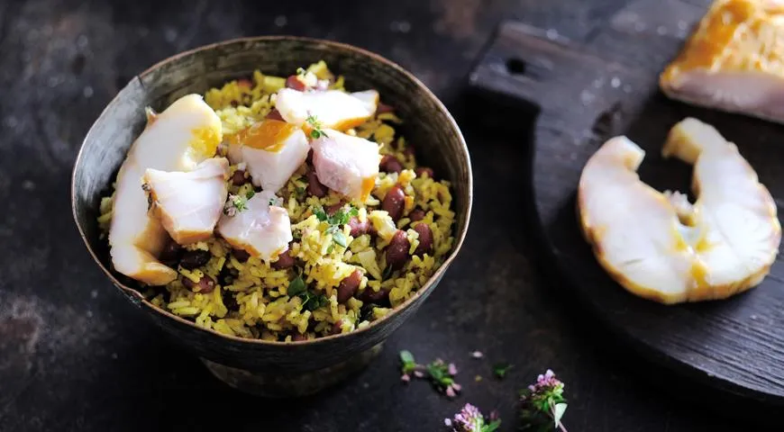 Пикантний плов із квасолею та копченою рибою: покроковий рецепт з фото 1