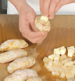 Соковиті курячі котлети з ананасом: покроковий рецепт із фото 3