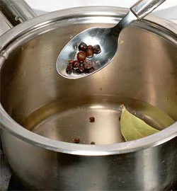 Мариновані рулети з оселедця з гірчицею та солоними огірками: покроковий рецепт із фото 24 Мариновані рулети з оселедця з гірчицею та солоними огірками: покроковий рецепт із фото 24