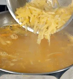 Освіжаючий курячий бульйон з ніжними потрохами та ароматними овочами: покроковий рецепт 7