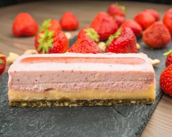 Ніжний полуничний чизкейк без випікання: покроковий рецепт із фото