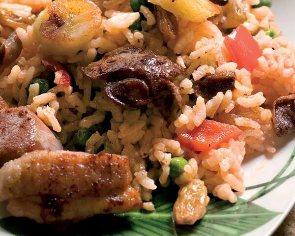 Ароматна паелья з куркою та чорізо: покроковий рецепт з фото