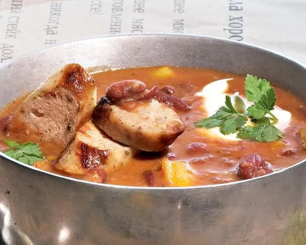 Неймовірний квасоляний суп з ковбасками: покроковий рецепт з фото