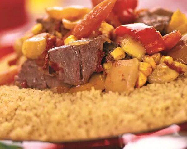 Ніжна яловичина з кус-кусом та овочами: апетитний рецепт для вашого столу