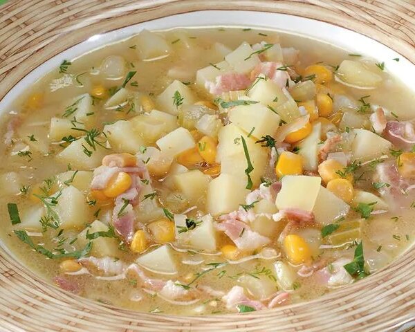 Ніжний кукурудзяний суп з картоплею: легкий та ситний рецепт