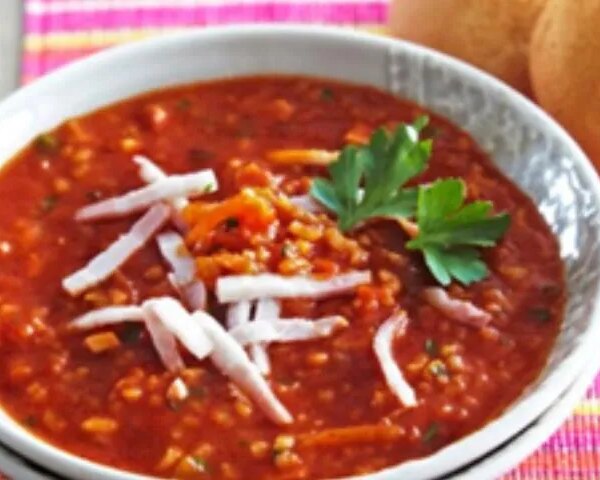 Томатний суп із копченою грудинкою в мультиварці: смачний та ситний рецепт