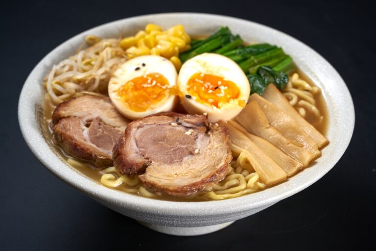 Ароматний рамен зі свининою та яйцем: рецепт для затишного обіду 17 Ароматний рамен зі свининою та яйцем: рецепт для затишного обіду 12