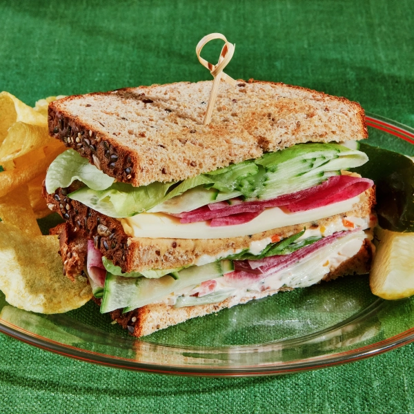 Огляд Veggie Club Sandwich: Смачно, ситно, але чи краще за класику?