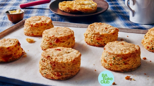 Огляд Cheddar Biscuits With Old Bay: чи варто замовляти цю страву