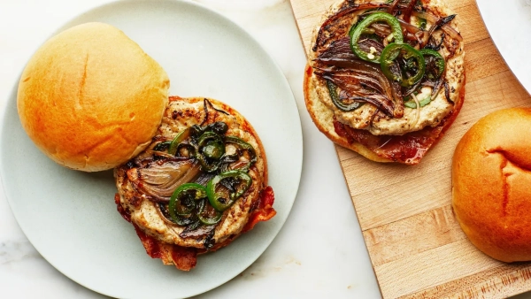 Огляд Chicken-Bacon Smash Burgers: як приготувати ідеальний смак