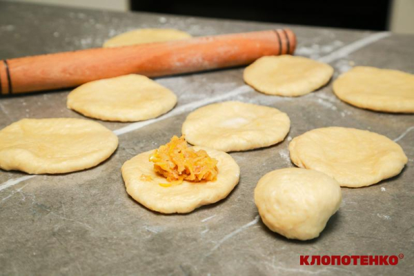 Пишні булочки з яблуками та корицею: покроковий рецепт з фото 8